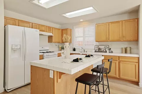 Kitchen - 418 Glenbriar Cir, Tracy, CA 95377 photo 3 of 6