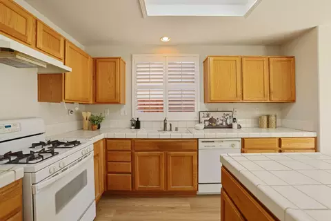 Kitchen - 418 Glenbriar Cir, Tracy, CA 95377 photo 5 of 6