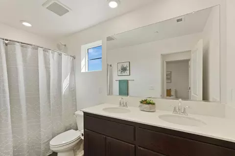 Bath - 1749 Botticelli Way, Lodi, CA 95242 photo 4 of 4