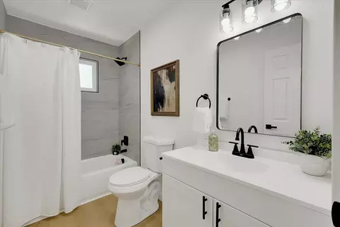 Bath - 8404 Miguel Way, Elverta, CA 95626 photo 2 of 3