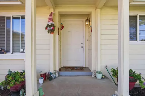 Exterior - 738 5th Ave, Gustine, CA 95322 photo 3 of 5