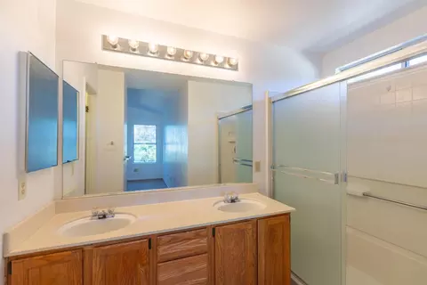 Bath - 2471 Almaden Ct, Stockton, CA 95206 photo 3 of 4