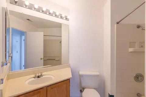 Bath - 2471 Almaden Ct, Stockton, CA 95206 photo 2 of 4