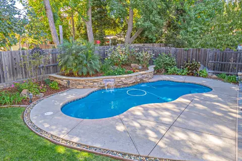 Exterior - 2118 Saratoga Pl, Davis, CA 95616 photo 4 of 11