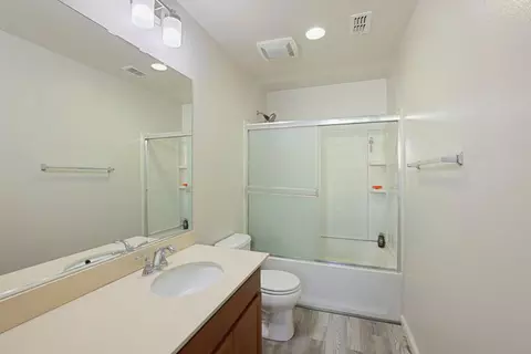 Bath - 16891 Tulip Tree Way, Lathrop, CA 95330 photo 4 of 4