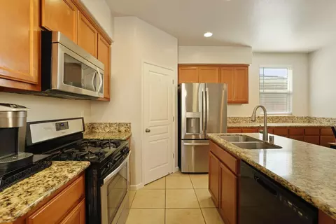Kitchen - 16891 Tulip Tree Way, Lathrop, CA 95330 photo 3 of 6