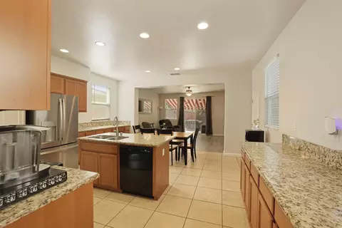 Kitchen - 16891 Tulip Tree Way, Lathrop, CA 95330 photo 4 of 6