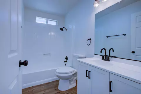 Bath - 2864 Elm Ave, Merced, CA 95348 photo 2 of 2