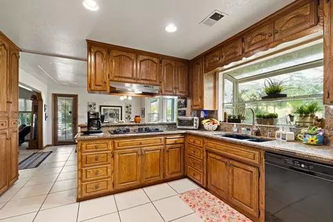 Kitchen - 22605 N Davis Rd, Lodi, CA 95242 photo 1 of 2