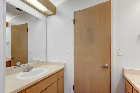 Bath - 2700 Sycaomre Ln, Davis, CA 95616 photo 2 of 4
