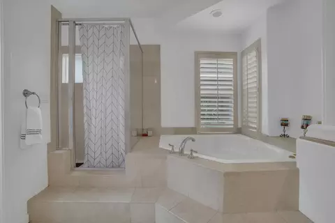 Bath - 1945 Foxtail Ct, Turlock, CA 95382 photo 5 of 6