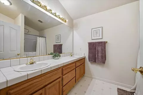Bath - 133 Windsor Ln, Grass Valley, CA 95949 photo 2 of 4