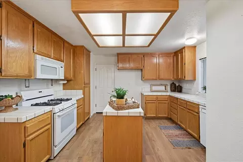 Kitchen - 133 Windsor Ln, Grass Valley, CA 95949 photo 3 of 4