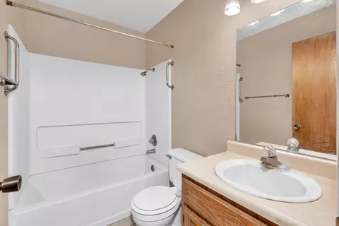 Bath - 829 Inez Dr, Modesto, CA 95351 photo 3 of 3