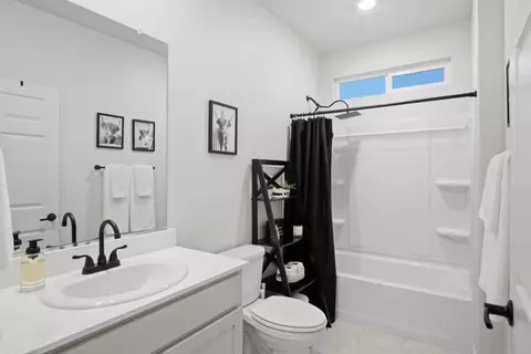 Bath - 1779 Eagle River Ave, Manteca, CA 95337 photo 1 of 2