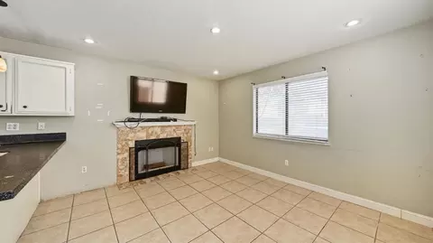 Living - 433 Benjamin Pl, Manteca, CA 95337 photo 2 of 4