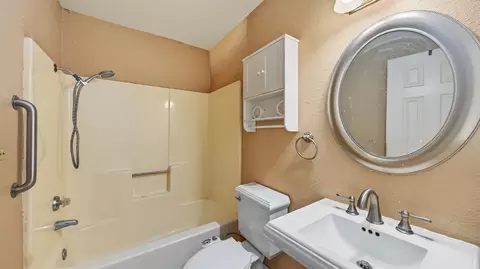 Bath - 433 Benjamin Pl, Manteca, CA 95337 photo 1 of 3