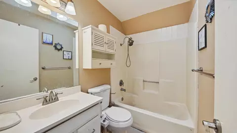 Bath - 433 Benjamin Pl, Manteca, CA 95337 photo 3 of 3