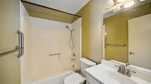 Bath - 433 Benjamin Pl, Manteca, CA 95337 photo 2 of 3