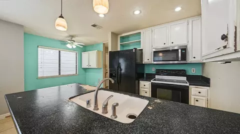Kitchen - 433 Benjamin Pl, Manteca, CA 95337 photo 3 of 4