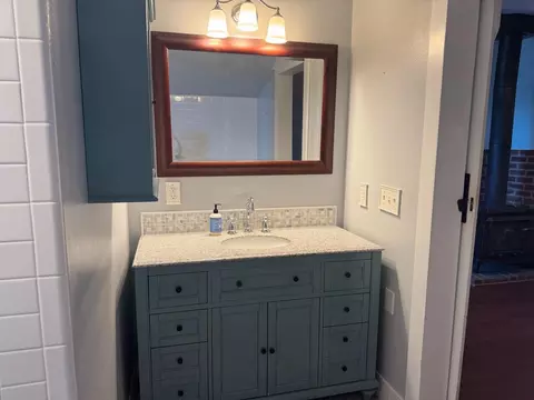 Bath - 4865 E Woodbridge Rd, Acampo, CA 95220 photo 4 of 5