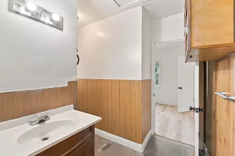 Bath - 815 Locust St, Redding, CA 96001 photo 2 of 2