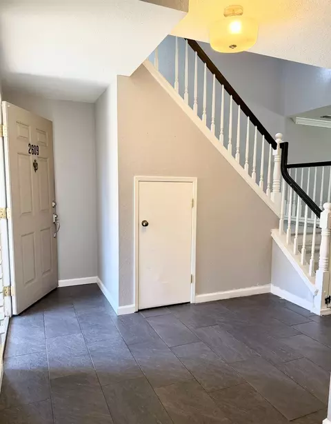 Entry Way - 2609 Beatrice Ln, Modesto, CA 95355 photo 4 of 8