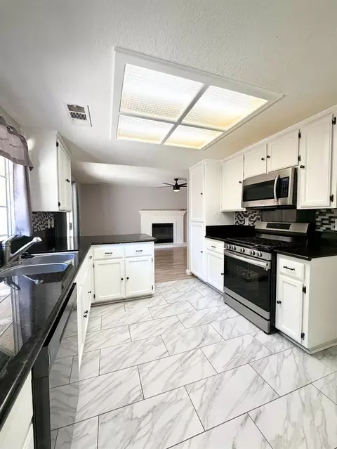 Kitchen - 2609 Beatrice Ln, Modesto, CA 95355 photo 4 of 5