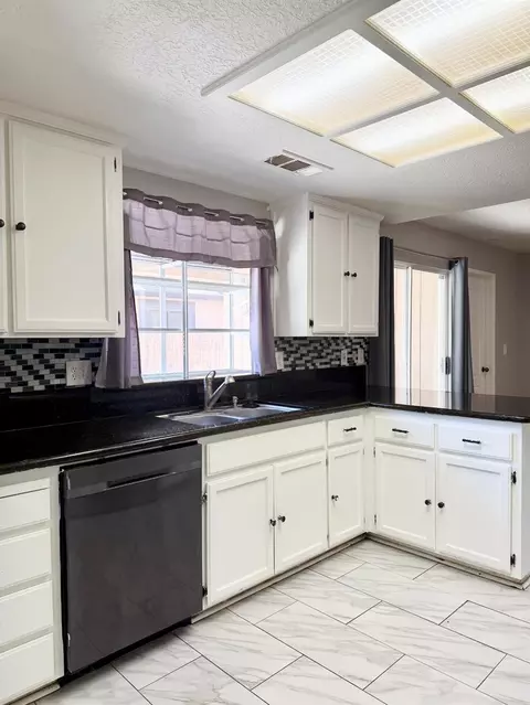 Kitchen - 2609 Beatrice Ln, Modesto, CA 95355 photo 2 of 5
