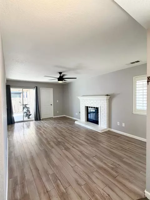 Living - 2609 Beatrice Ln, Modesto, CA 95355 photo 4 of 9