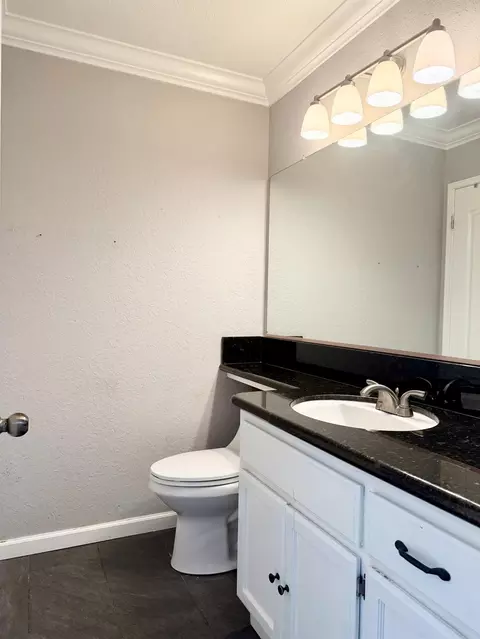 Bath - 2609 Beatrice Ln, Modesto, CA 95355 photo 2 of 6