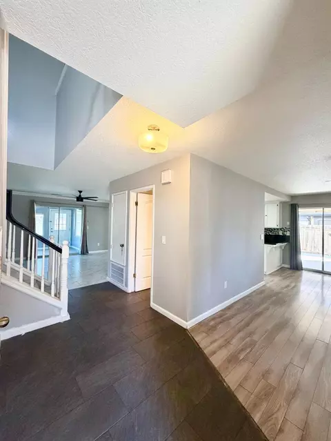 Entry Way - 2609 Beatrice Ln, Modesto, CA 95355 photo 2 of 8