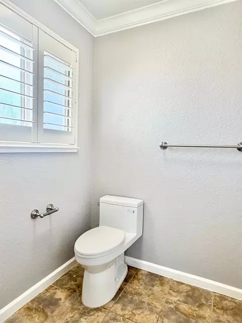Bath - 2609 Beatrice Ln, Modesto, CA 95355 photo 5 of 6