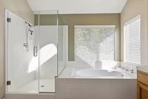 Bath - 761 Petrig St, Tracy, CA 95376 photo 3 of 10