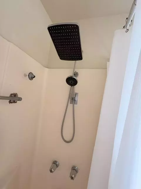 Bath - 262 Madsion St, Coalinga, CA 93210 photo 2 of 2