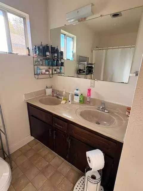 Bath - 262 Madsion St, Coalinga, CA 93210 photo 1 of 2