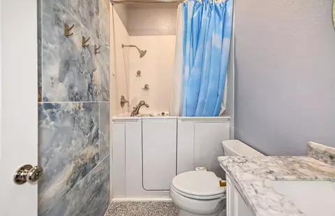 Bath - 984 River Bend Dr, Lathrop, CA 95330 photo 4 of 6
