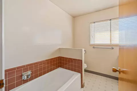 Bath - 1109 Durant St, Modesto, CA 95350 photo 2 of 3