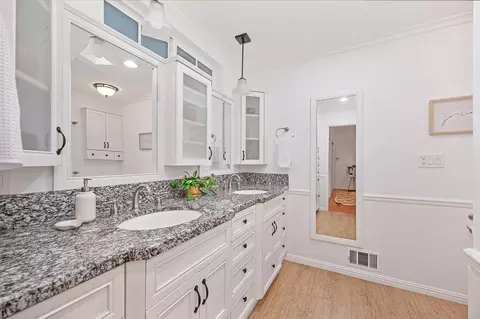 Bath - 4700 Marlborough Way, Carmichael, CA 95608 photo 3 of 6