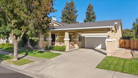 723 Almondcrest Ct, Oakdale, CA 95361