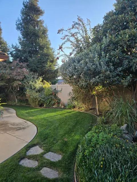 Exterior - 2489 Pepper Tree Ln, Manteca, CA 95336 photo 5 of 10