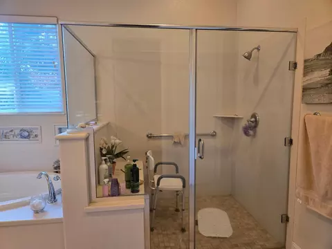 Bath - 2489 Pepper Tree Ln, Manteca, CA 95336 photo 4 of 5