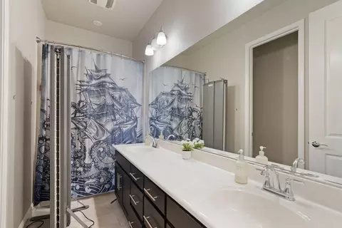 Bath - 2012 Van Ruiten Dr, Lodi, CA 95242 photo 2 of 5