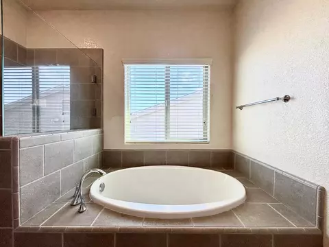 Bath - 151 Royce Ln, Merced, CA 95348 photo 12 of 13