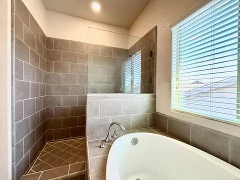 Bath - 151 Royce Ln, Merced, CA 95348 photo 11 of 13