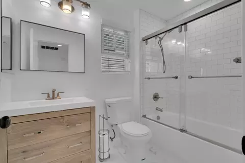 Bath - 1045 Sanderling Dr, Hercules, CA 94547 photo 2 of 4