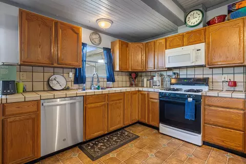 Kitchen - 3336 Riverside Dr, Riverbank, CA 95367 photo 2 of 3