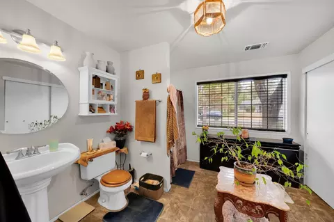 Bath - 6207 Sylvester Way, Carmichael, CA 95608 photo 2 of 2