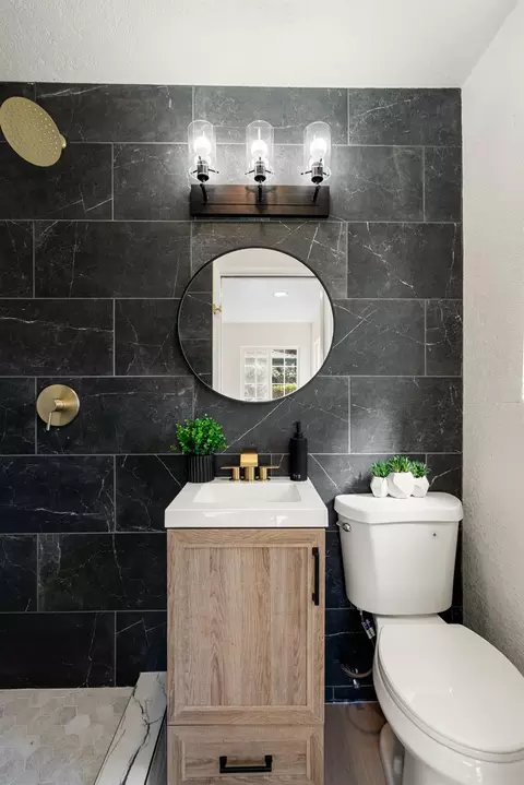 Bath - 1429 Brannon Ave, Modesto, CA 95350 photo 2 of 8