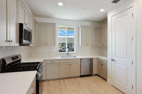 Kitchen - 2178 Appalachian Ave, Manteca, CA 95337 photo 3 of 6